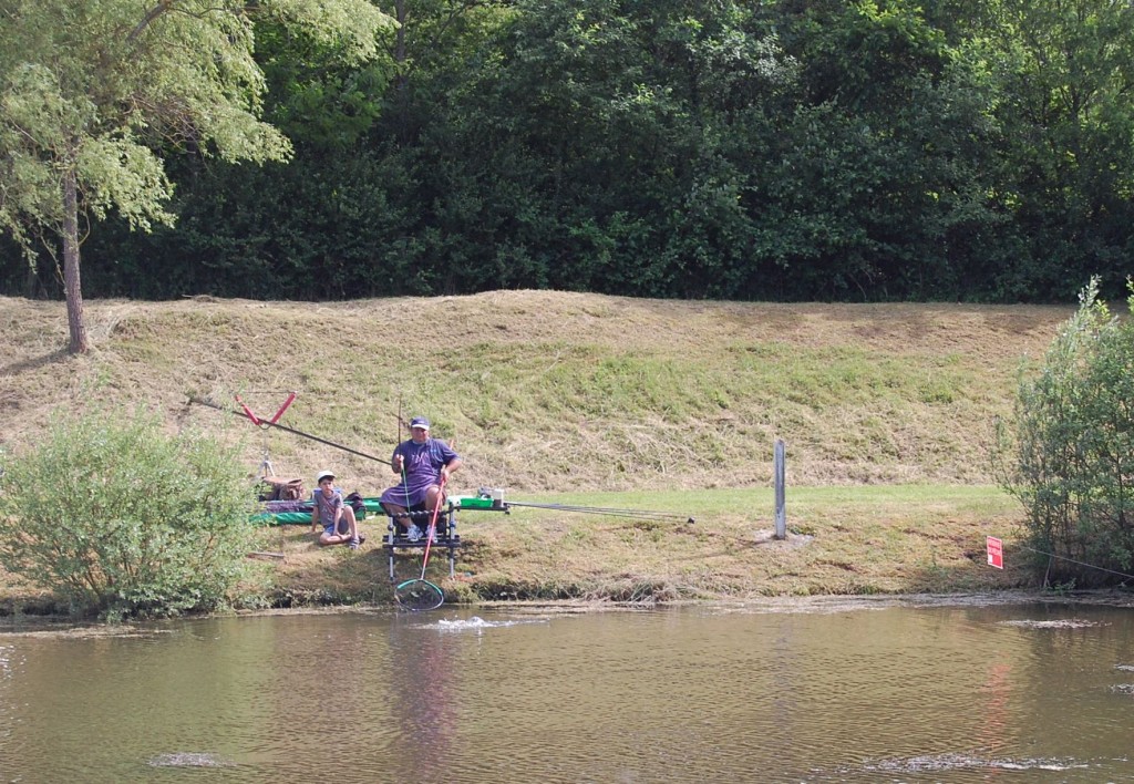 Pêcheur au carpodrome du Bois du Leu